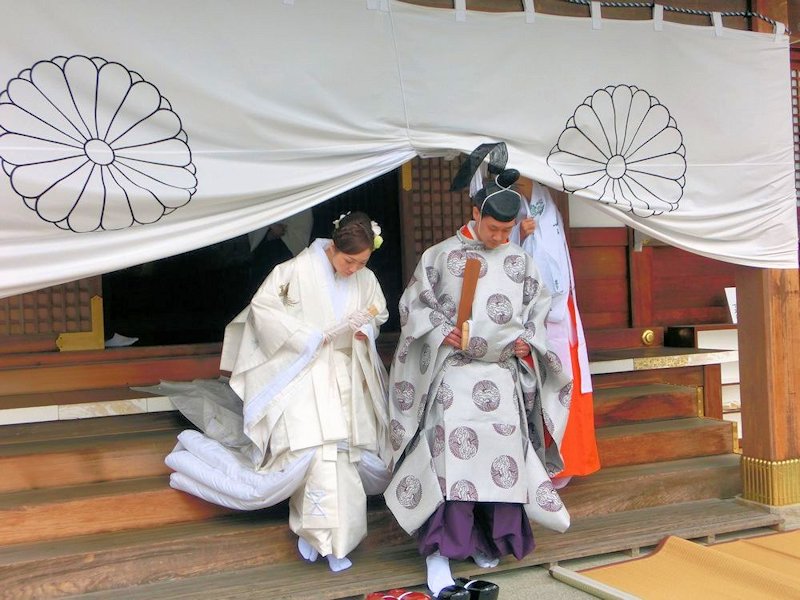 真珠と雲鶴を身に纏う十二単結婚式 大神神社の結婚式